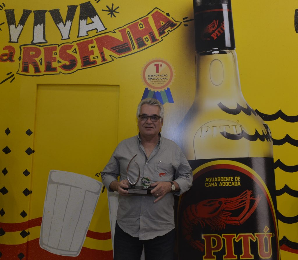 Alexandre Ferrer, diretor comercial e de marketing da Pitú, recebe prêmio na ABAD 2016