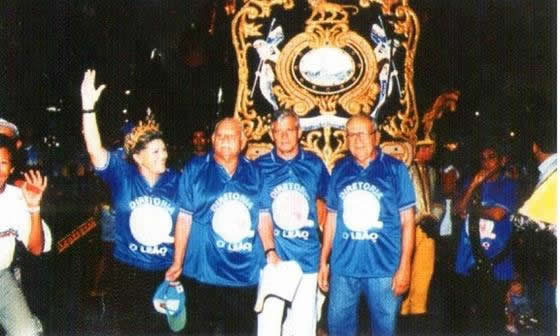 ALEGORIA - Dra. Iara Gouveia, Adroaldo Barros, Dr. S+¡lvio Gouveia e sr. Zito Silas - Carnaval 2002 - Jornal da Vit+¦ria