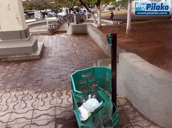 coletor-lixo-quebrado